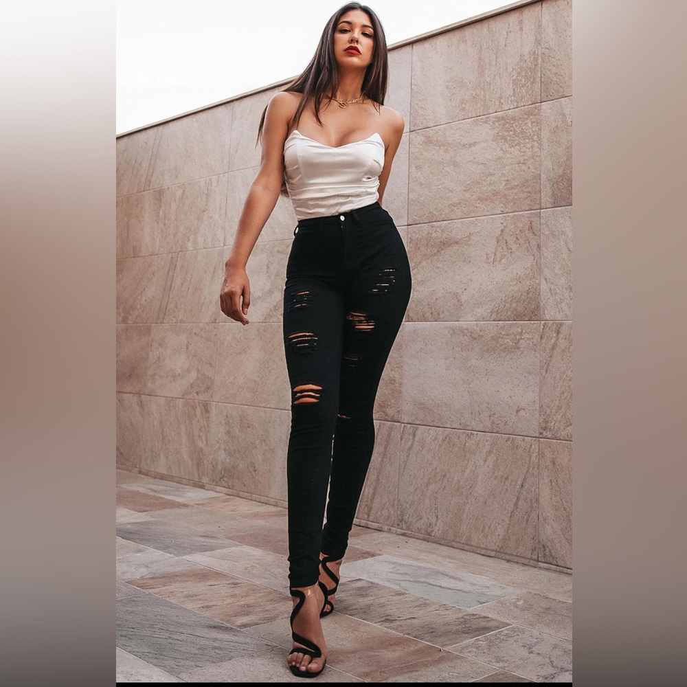 (SOLD) Fashion Nova distressed skinny jeans size 5